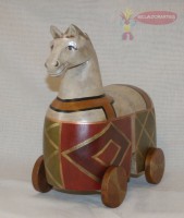 Caballo Ruedas tallado en madera